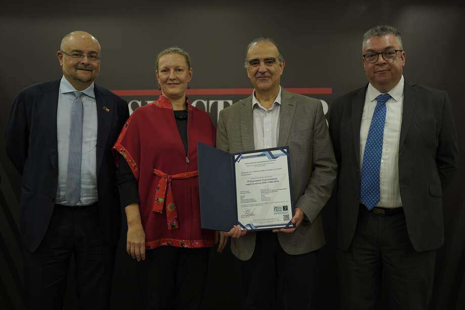 De izquierda a derecha: Gilles Bertrand, embajador de la Unión Europea en Colombia; Helena Storm, embajadora de Suecia; Fidel Cano, director de El Espectador; y Alberto Guevara, gerente general de CDM Certificadora.